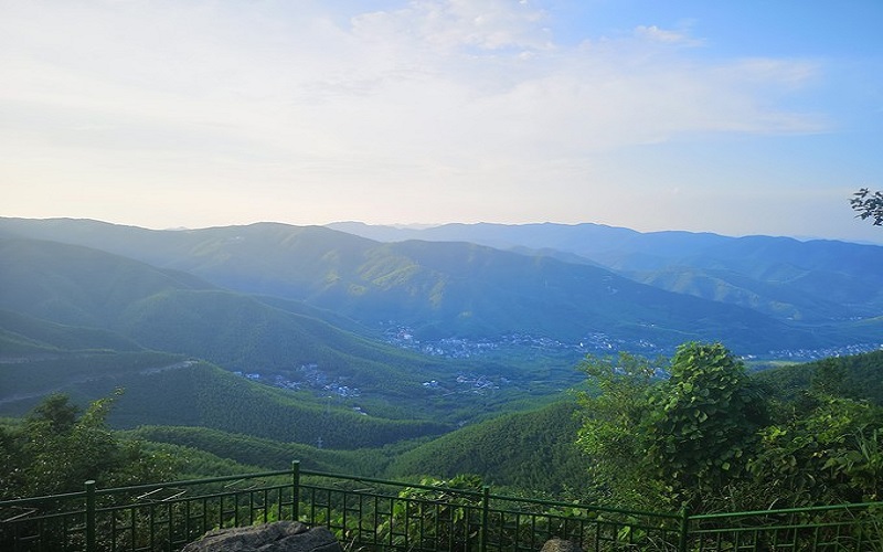 莫干山山勢起伏，山清水秀