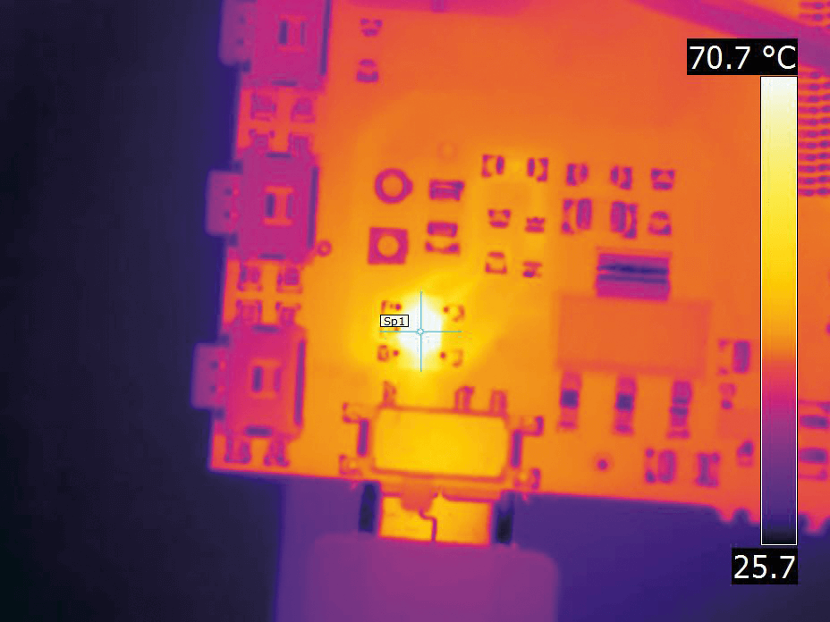 啟用了微距模式的FLIR T540相機(jī)拍攝的PCBA圖像。相機(jī)以微距模式在76°C測(cè)量目標(biāo)熱點(diǎn)。