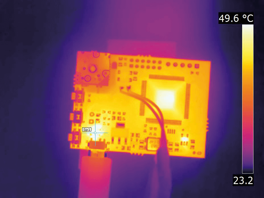 PCBA成像與FLIR T540相機(jī)沒(méi)有微距模式啟用。相機(jī)在沒(méi)有微距模式的情況下，在74°C下對(duì)目標(biāo)熱點(diǎn)進(jìn)行測(cè)量。