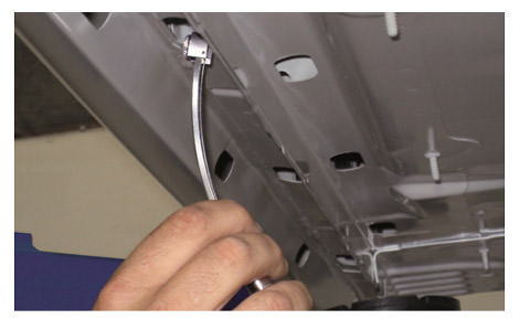 應(yīng)用實例圖：將V3FGA06H探針插入空心的車身部件中，以測量內(nèi)部的CDP涂層。