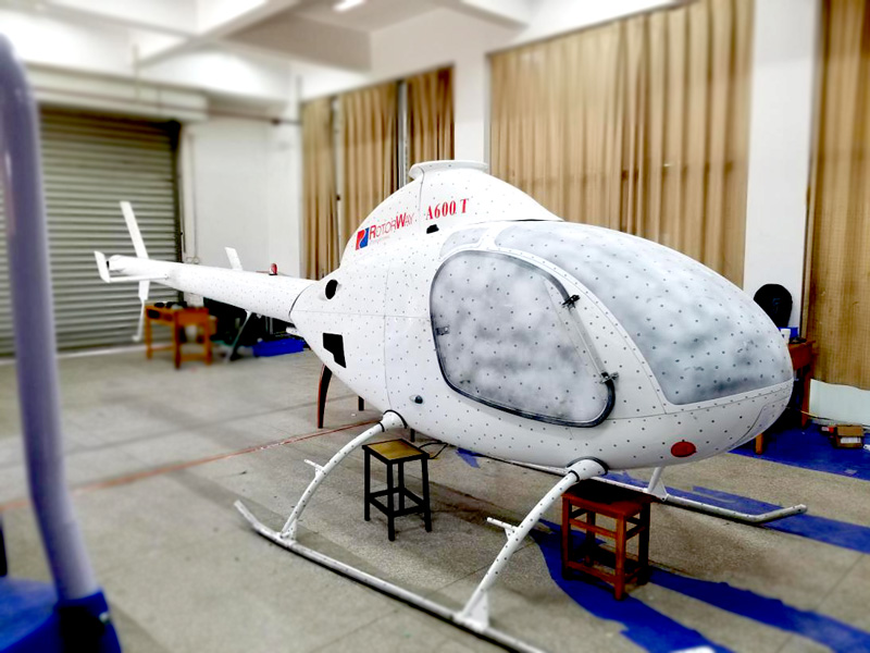 對直升機玻璃窗進行噴粉處理，以獲取其三維數(shù)據(jù)