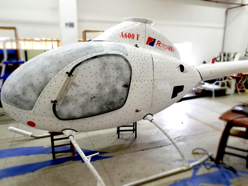 直升機玻璃窗進行噴粉處理，以獲取其三維數(shù)據(jù)