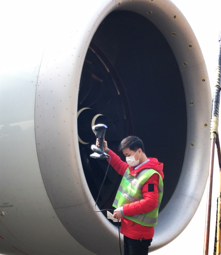  PRINCE手持式三維掃描儀，多束激光快速獲取發(fā)動(dòng)機(jī)唇口表面三維點(diǎn)云，工作站實(shí)時(shí)顯示掃描數(shù)據(jù)